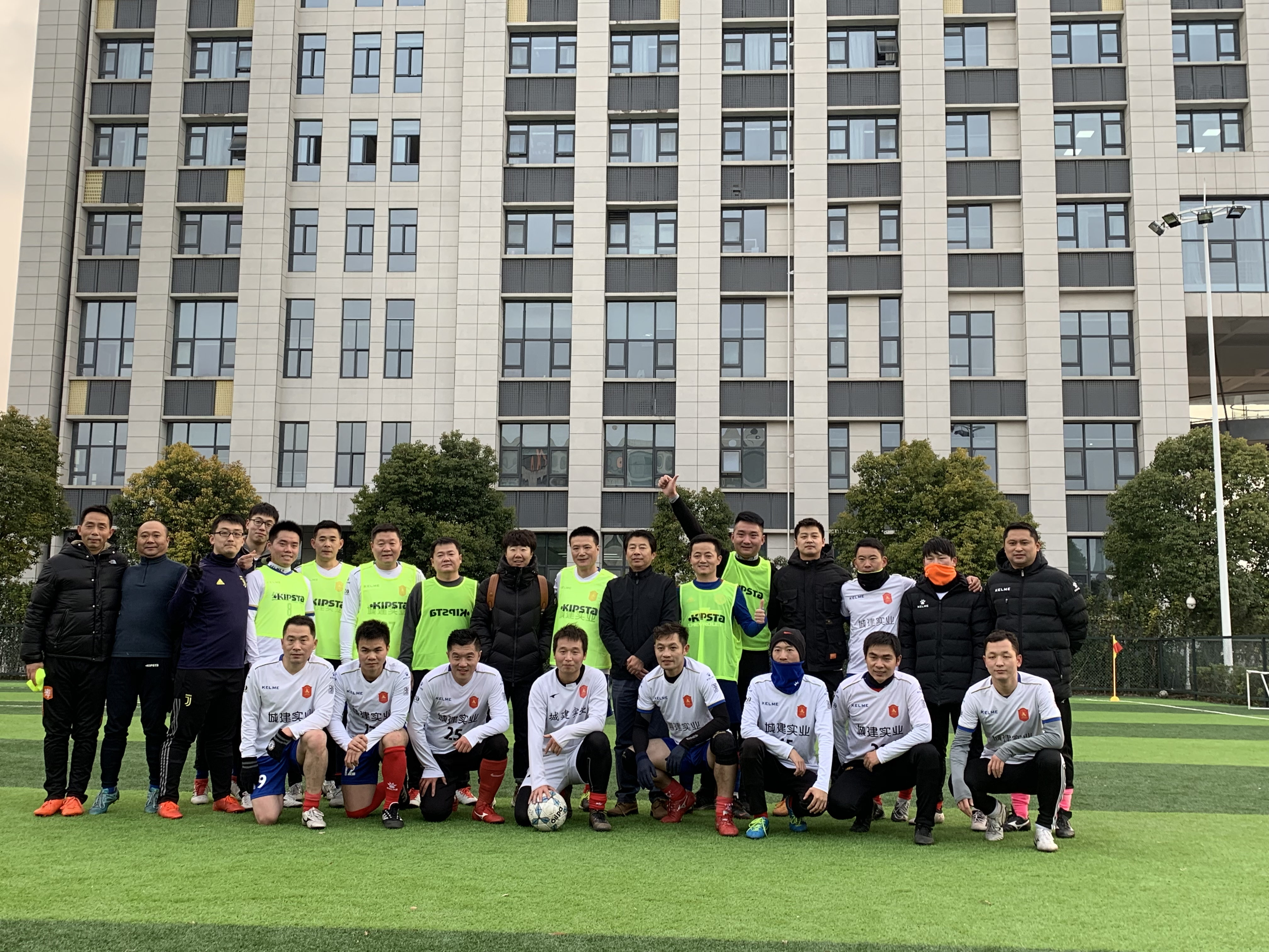 中國國家女子足球隊(duì)前隊(duì)長畢妍帶領(lǐng)北師大教工足球隊(duì)到訪我司.jpg